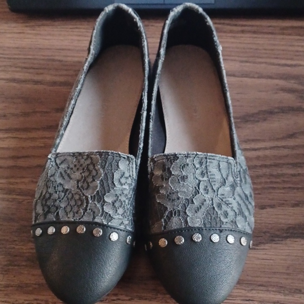 ✓ Massini EUC slipon lace stud flats 6 gray